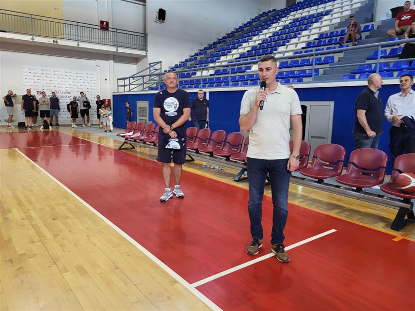 ПАЛЕ, 30. АВГУСТА/СРНА/ - На Палама је данас отворен Међународни кошаркашки турнир "Тамоза куп Пале" на којем учествују кадети кошаркашких клубова "Партизан" из Београда и Пала, "Игокеа" из Александровца и селекције "Херцег-Босне".