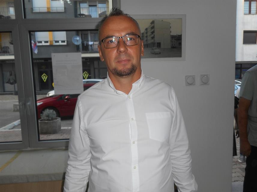 БРАТУНАЦ, 30. АВГУСТА /СРНА/ - У Братунцу су вечерас представљене књиге "Метаморфоза дневничког романа" и "Нове приче из тамног вилајета" професора њемачког језика Александра Петровића из овог мјеста.