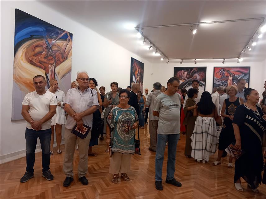 ТРЕБИЊЕ, 30. АВГУСТА /СРНА/ - У Музеју Херцеговине у Требињу вечерас је отворена изложба "Милош Шобајић: Поглед уназад, корак унапред", која представља ретроспективни преглед стваралаштва једног од најзначајнијих савремених српских умјетника.