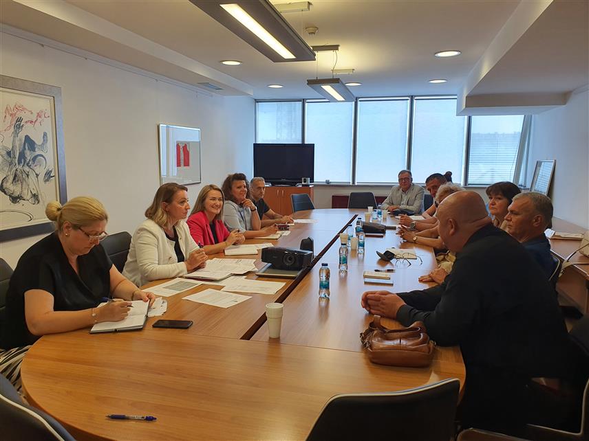 БАЊАЛУКА, 30. АВГУСТА /СРНА/ - Састанак вршиоца дужности помоћника министра за средње образовање и васпитање и образовање одраслих Бојане Кос са предсједницима актива директора средњих школа у Бањалуци.