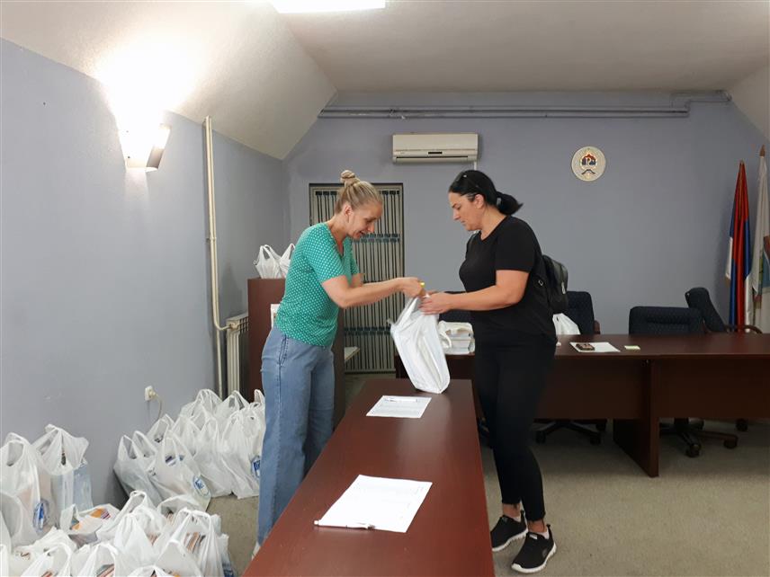 КОСTАЈНИЦА, 31. АВГУСTА /СРНА/ - Општина Костајница ове године је обезбиједила 136 комплета уџбеника за ученике Основне школе "Петар Мећава" од петог до деветог разреда.	