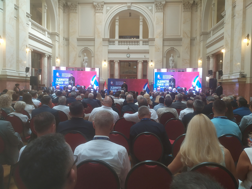 БЕОГРАД, 31. АВГУСТА /СРНА/ - У Београду је данас, уз благослов Његове светости патријарха српског Порфирија и његову поруку да је јединство кључно за опстанак српског народа ма гдје живио, почео скуп српске дијаспоре и Срба у региону "Јединство и снага - Србија", којем присуствују и представници Републике Српске.	