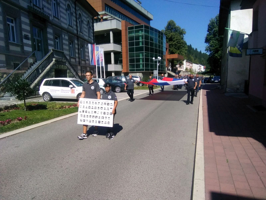 СРЕБРЕНИЦА, 31. АВГУСТА /СРНА/ - У Цркви Покрова Пресвете Богородице у Сребреници данас је служен парастос за 53 погинула борца 65. заштитног моторизованог пука Главног штаба Војске Републике Српске /ВРС/, коме су присуствовали бивши припадници те јединице, а сада чланови истоименог удружења и предсједник Борачке организације Републике Српске Радан Остојић.