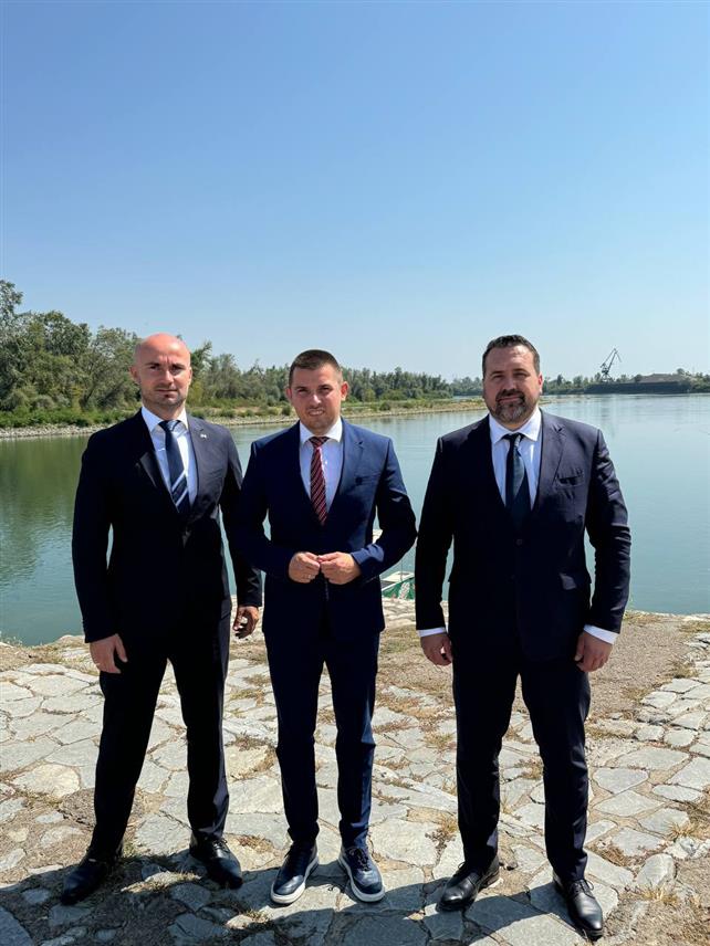 ШАМАЦ, 31. АВГУСT /СРНА/ - Министар трговине и туризма Републике Српске Денис Шулић са савјетником предсједника Српске Миланом Ђурђевићем и Tривуном Лукићем из Министарства спорта током данашње посјете Кеју у Шамцу.