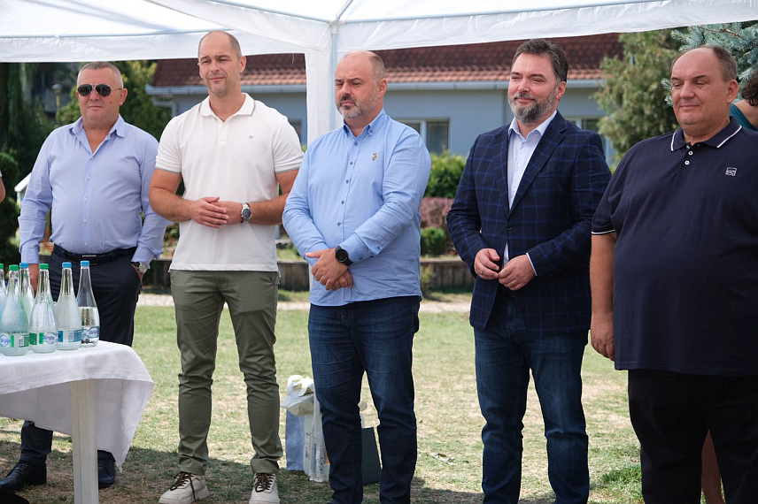 ВИШЕГРАД, 31. АВГУСТА /СРНА/ - У Вишеграду је данас свечано отворен 16. Међународни сајам меда и пчеларске опреме, који је окупио око 30 излагача из Сјеверне Македоније, Србије, Црне Горе и БиХ. Сајам је отворио начелник општине Вишеград Младен Ђуревић, а присуствовали су и министар спољне трговине и економских односа у Савјету министара Сташа Кошарац, предсједник Удружења пчелара Републике Српске Дамир Барашанин и предсједник Удружења пчелара Вишеград Александар Масал.