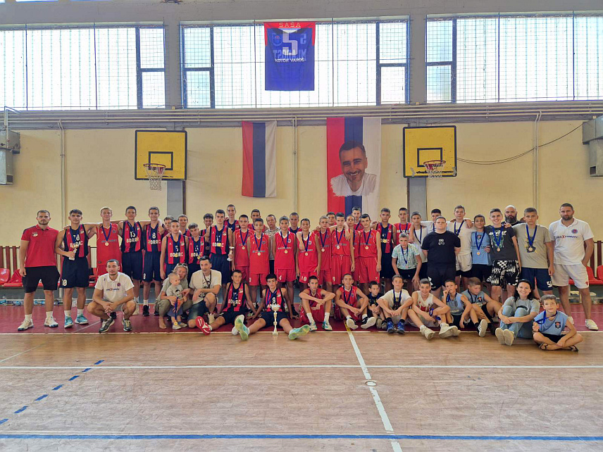 КОТОР ВАРОШ, 31. АВГУСТА /СРНА/ - Пети меморијални кошаркашки турнир "Александар Саша Петровић" одржан је данас у Котор Варошу у знак сјећања на прерано преминулог вишегодишњег члана и предсједника Кошаркашког клуба "Младост", а у конкуренцији три екипе прво мјесто је припало члановима Кошаркашког клуба /КК/ "Борац" из Бањалуке.
