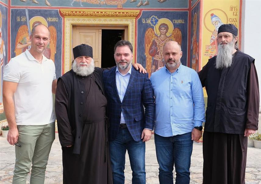 ВИШЕГРАД, 31. АВГУСТА /СРНА/ - Министар спољне трговине и економских односа у Савјету министара Сташа Кошарац посјетио је данас заједно са начелником општине Вишеград Младеном Ђуревићем Манастир Успења Пресвете Богородице у Добруну, гдје је разговарао са братством овог светог храма о даљој подршци у уређењу манастирског комплекса.	