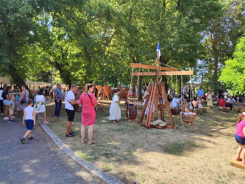 ГРАДИШКА, 31. АВГУСTА /СРНА/ - У градском парку у Градишци данас се одржава Трећи римски фестивал "Авентуре Градишка", а овогодишња тема су римски забављачи.