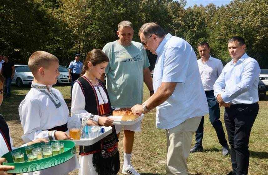 БАЊАЛУКА, 31. АВГУСТА /СРНА/ - Предсједник Републике Српске Милорад Додик посјетио је данас бањалучко насеље Пискавица и договорена је санација и адаптација старе амбуланте како би ово мјесто добило вртић.