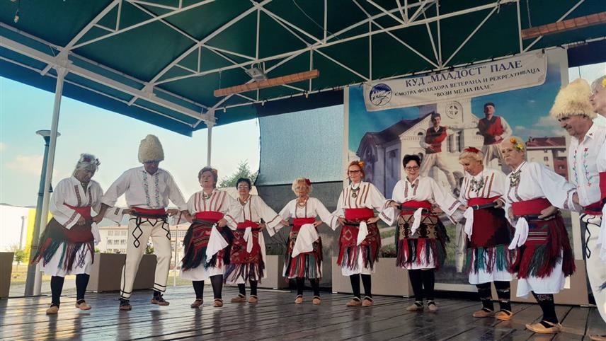 ПАЛЕ, 31. АВГУСТА /СРНА/ - На Палама је данас одржана Друга смотра фолклора ветерана и рекреативаца под називом "Вози ме на Пале" која је окупила 13 културно-умјетничких друштава из Републике Српске, Србије, Црне Горе и дијаспоре, чији су чланови дефиловали улицама и наступили на градском тргу.