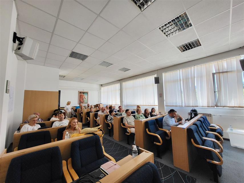 ПАЛЕ, 31. АВГУСТА /СРНА/ - Уредници и новинари Новинске агенције Републике Српске – СРНА и други запослени који учествују у реализацији Срниниг сервиса данас су на семинару на Палама разговарали о професионалним темама с циљем унапређења квалитета рада ове агенције.