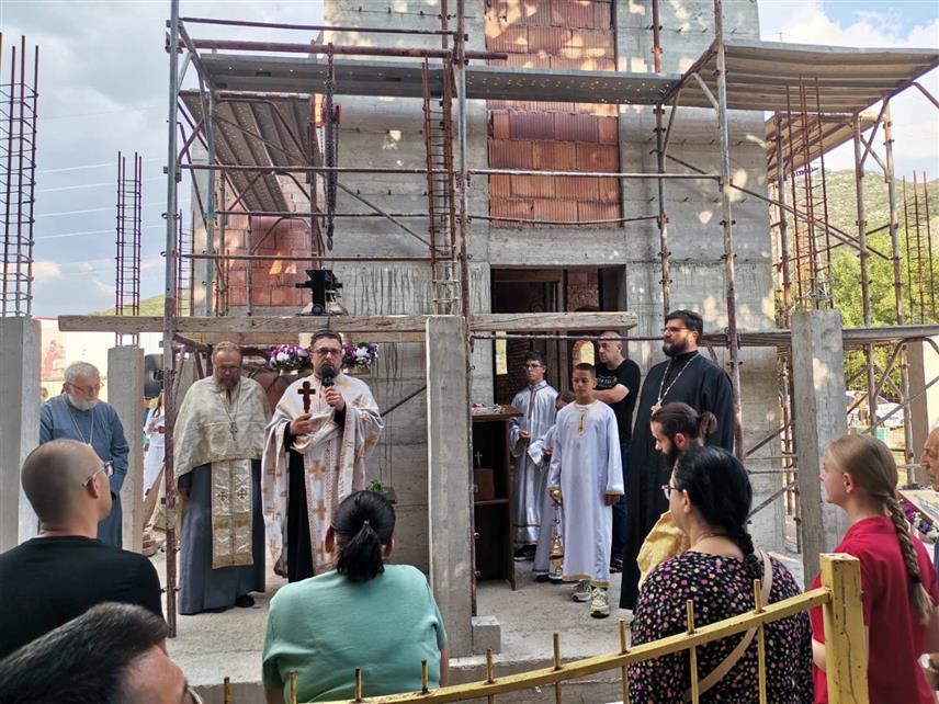 ТРЕБИЊЕ, 31. АВГУСТА /СРНА/ - Код Храма Светих Кирила и Методија у изградњи у требињском насељу Тини данас је одржан добротворни народни сабор под називом "Изградимо храм, иградимо себе" и освештано ново звоно.	