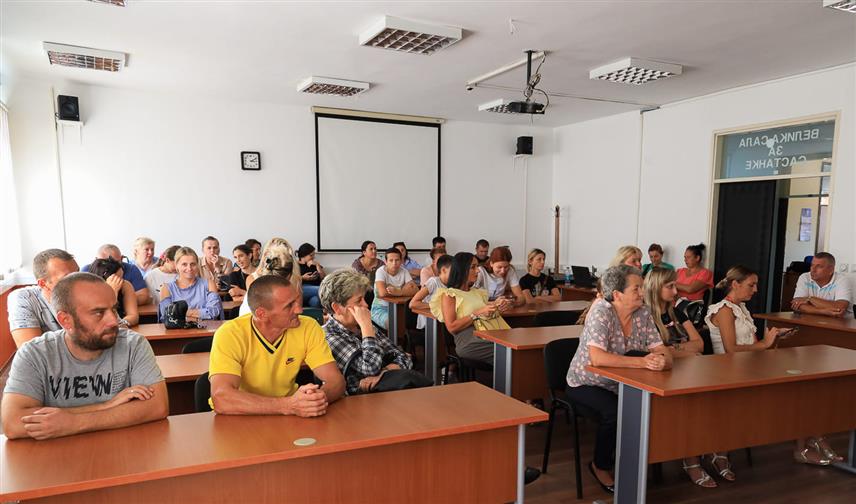 ИСТОЧНО САРАЈЕВО, 31. АВГУСТА /СРНА/ - Општина Источна Илиџа и ове године је обезбиједила новац за набавку школског прибора за породице са троје и више дјеце, самохране родитеље и социјално угрожене породице, за шта је из буџета издвојено 22.000 КМ.