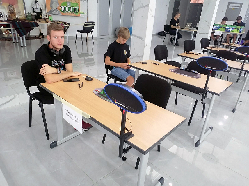 ЗВОРНИК, 3. АВГУСТА /СРНА/ - У Зворнику је данас почело међународно такмичење у слагању Рубикове коцке на коме учествује 45 такмичара из 10 држава.