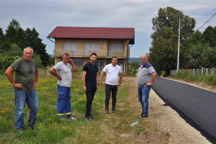 ПРИЈЕДОР, 3. АВГУСТА /СРНА/ - Градоначелник Приједора Слободан Јавор обишао је данас приступни пут према Спомен-подручју Заједнице у Трнопољу и локални пут Козарац - Трнопоље, који су у реконструкцији.