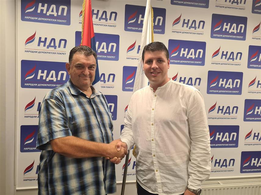 БАЊАЛУКА, 3. АВГУСТА /СРНА/ - Познати бањалучки педијатар, магистар алергологије и клиничке имунологије Бранислав Лолић приступио је данас НДП-у, а добродошлицу му је пожелио предсједник странке Бојан Шапурић.