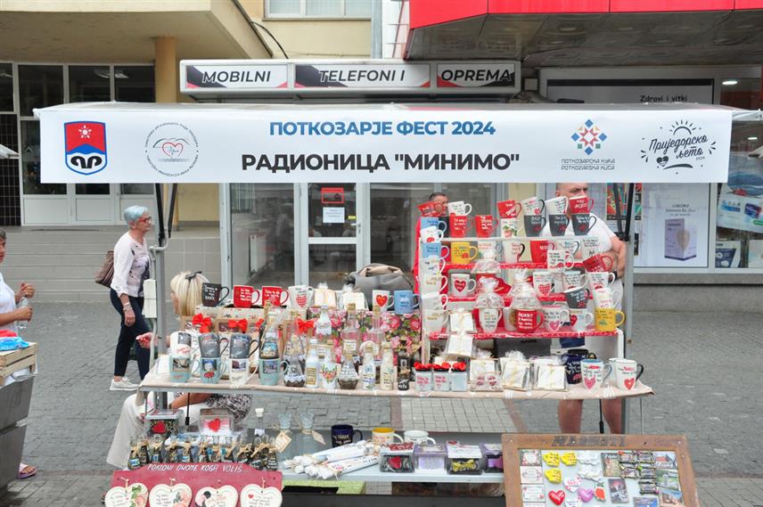 ПРИЈЕДОР, 3. АВГУСТА / СРНА/ - Фестивал домаћих производа "Поткозарје фест" отворен је вечерас на малом градском тргу у Приједору на којем се представило 20 излагача из Приједора, Новог Града, Лакташа, Бањалуке и Градишке.