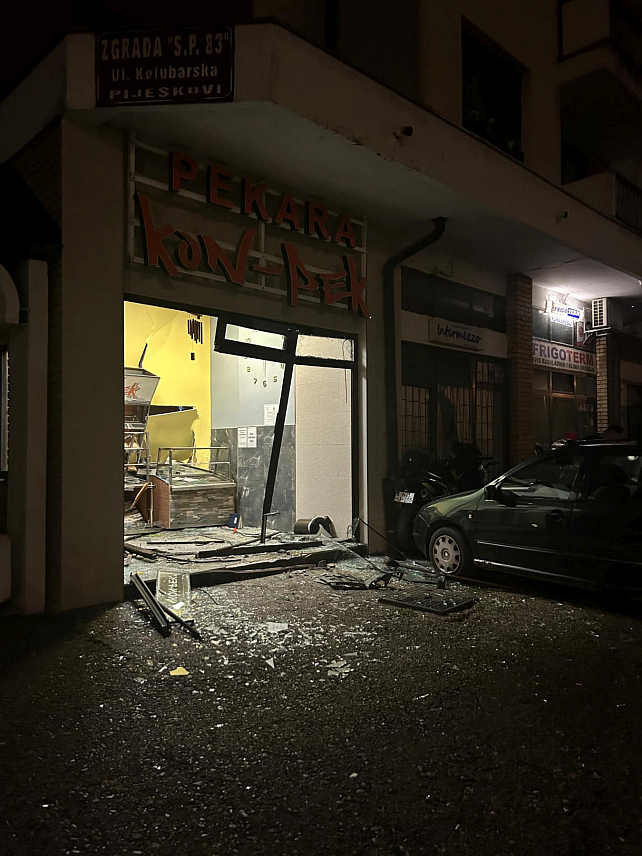 ДОБОЈ, 3. АВГУСТА /СРНА/ - Осам возила и четири излога пословних простора оштетио је пијани возачу Добоју.