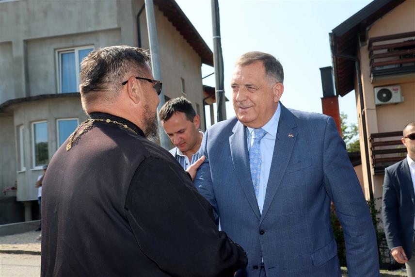 ДЕРВЕНТА, 4. АВГУСТА /СРНА/ - Предсједник Републике Српске Милорад Додик стигао је у Дервенту гдје ће присуствовати освештању комплекса Старе цркве.