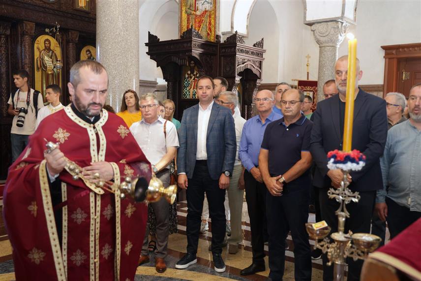 БАЊАЛУКА, 4. АВГУСТА /СРНА/ - Предсједник СПС-а Горан Селак рекао је да се Срби данас молитвено сјећају сународника који су пострадали током злочиначке акције хрватске војске и полиције "Олуја", те након служеног парастоса за страдале у Храму Христа Спаситеља у Бањалуци, указао да су то били цивили, дјеца, жене и старији који су морали напустити своја вјековна огњишта.	

