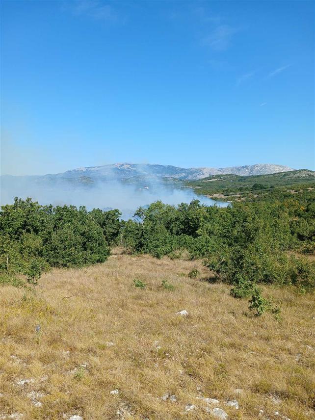 БИЛЕЋА, 4. АВГУСТА /СРНА/ - Билећки ватрогасци ставили су под контролу пожар у подручју села Корита, који тренутно не угрожава стамбене објекте и имовину људи.