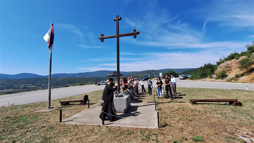 ДРВАР, 4. АВГУСТА /СРНА/ - У Дрвару је данас служен парастос и положени су вијенци код спомен-обиљежја Гувно поводом 29 године од погрома над Србима у хрватској војно-полицијској акцији "Олуја".