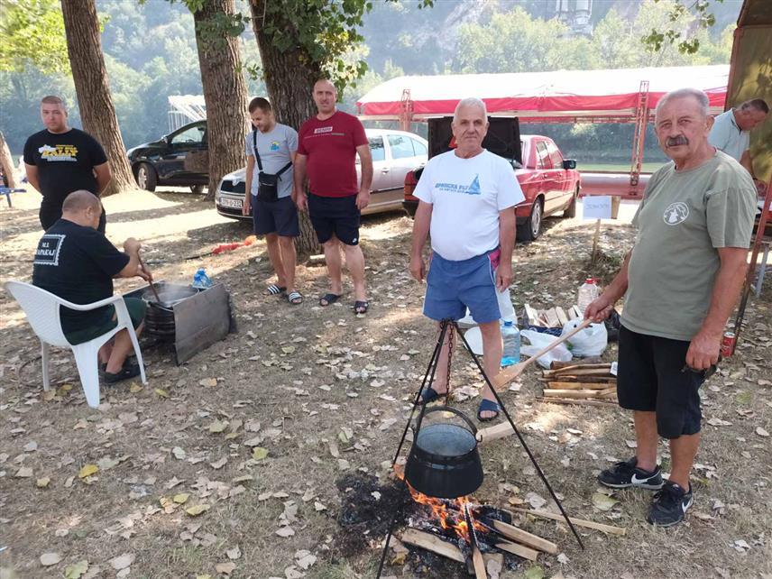 ЗВОРНИК, 4. АВГУСТА /СРНА/ - Традиционална манифестација "Зворнички котлић" у којој учествују 23 екипе које ће се такмичити у спремању рибље чорбе и гулаша.