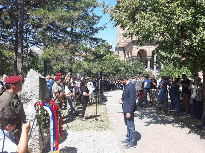 БЕОГРАД, 4. АВГУСТА /СРНА/ - Парастосом у Цркви Светог Марка у Београду, одавањем поште и полагањем вијенаца код оближњег Споменика српским жртвама страдалим у ратовима 1991 - 2000. године на простору бивше Југославије у Београду, прогнани крајишки Срби из Хрватске обиљежили су 29 година од страдања и прогона Срба из Хрватске у војној акцији "Олуја".