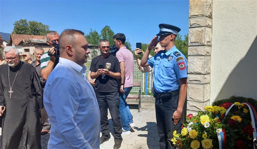 ИСТОЧНА ИЛИЏА, 4. АВГУСТА /СРНА/ - Градоначелник Источног Сарајева Љубиша Ћосић изјавио је да само свјесност будућих генерација о страдању српских бораца који су уткали живот у темеље Републике Српске даје гаранцију да њихова жртва није била узалудна и да неће бити заборављени.