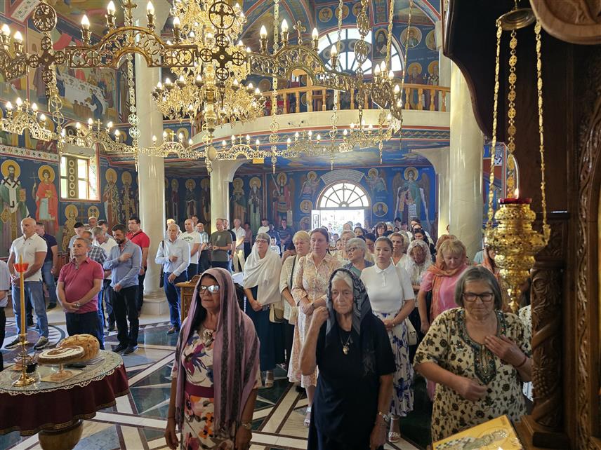 УГЉЕВИК, 4. АВГУСТА /СРНА/ - Коло српских сестара из Угљевика данас је прославило крсну славу - Свету Марију Магдалену-Благу Марију чије име носе.