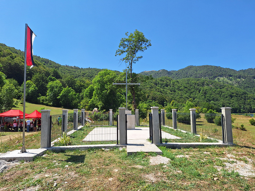 КАЛИНОВИК, 4. АВГУСTА /СРНА/ - На иницијативу мјештана и расељених потомака људи из села Језеро код Калиновика данас је на узвишењу Црквиште освештан крст, подигнут на мјесту, гдје се, према предању, налазио православни манастир, уништен у вријеме Османлија.