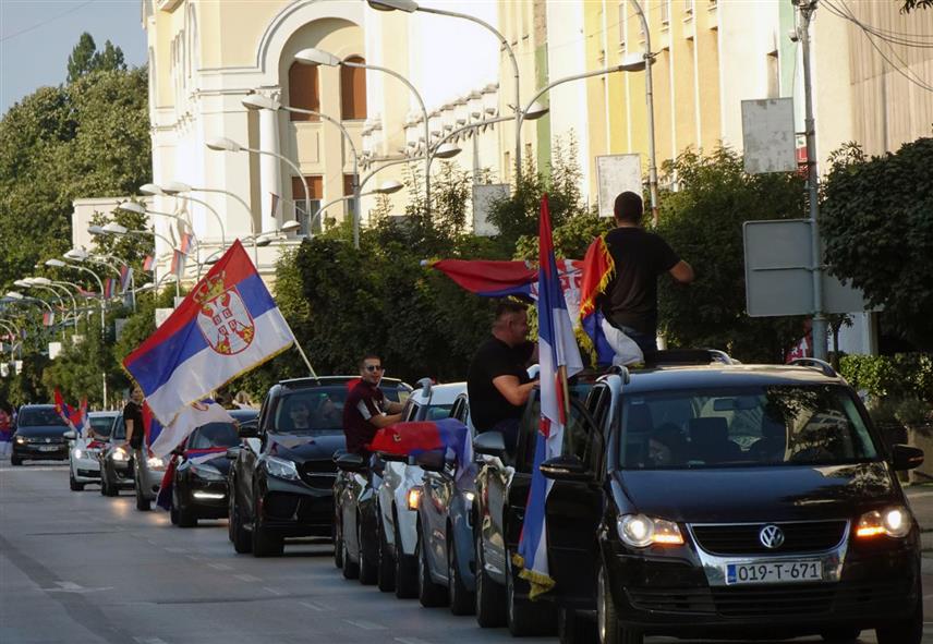 БАЊАЛУКА, 4. АВГУСТА /СРНА/ - У центру Бањалуке данас се колоном возила из којих су истицане српске тробојке славило олимпијско злато које је у Паризу освојио најбољи српски тенисер Новак Ђоковић. /фото: Борислав Здриња /