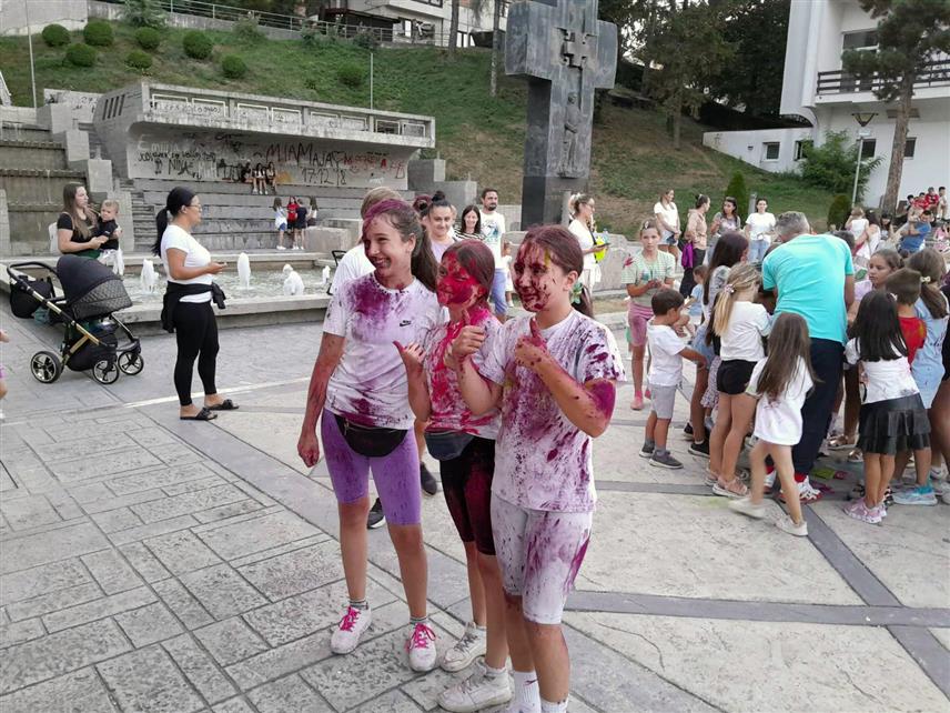 МРКОЊИЋ ГРАД, 4. АВГУСТА /СРНА/ - У Мркоњић Граду вечерас је у организацији Плесног клуба "Виолета" организована забава за дјецу "Зумба колор" у којој су дјеца играла, плесала и након тога уживала у спектакуларној игри бојама.