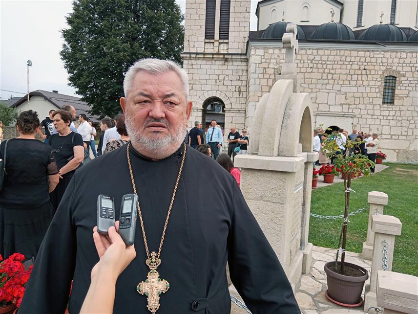 СОКОЛАЦ, 4. АВГУСТА /СРНА/ - Протојереј ставрофор Момир Васиљевић, добитник Златне плакете општине Соколац за хуманизам и несебично пожртвовање у спасавању људи и добара, сматра да је ово велико признање за његову службу Богу и народу са којим је највише туговао када су сарајевски Срби у егзодусу понијели и посмртне остатке погинулих бораца који су сахрањивани на "Новом Зејтинлику".