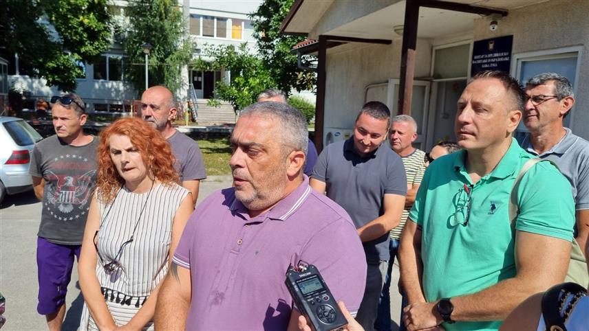 БАЊАЛУКА, 5. АВГУСТА /СРНА/ - Предсједник Синдиката управе Републике Српске Божо Марић најавио је подношење кривичне пријаве против директора бањалучког Центар за предшколско васпитање и образовање Петра Јокановић, који негира све оптужбе и каже да је цијели случај исполитизован.