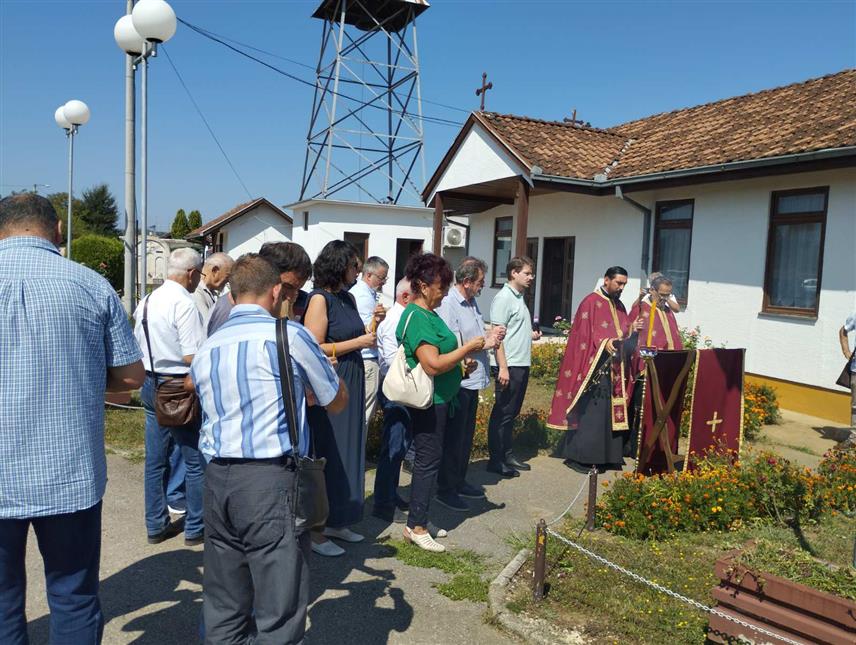 БАЊАЛУКА, 5.АВГУСТА /СРНА/ - У оквиру обиљежавања сјећања на егзодус Срба из Републике Српске Крајине у хрватској војно-полицијској акцији “Олуја” која се десила прије 29 година, на Пердуовом гробљу у Бањалуци данас је служен парастос , прислужене свијеће и положени вијенци на споменик деветорици погинулих Крајишницима на Динари 1995.године.