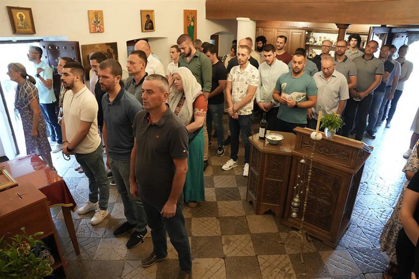 ПОДГОРИЦА, 5. АВГУСТА /СРНА/ - Поводом годишњице од погрома српског народа у Републици Српској Крајини у Цркви Светог Ђорђа у Подгорици служен је помен за све страдале у злочиначкој операцији хрватске војске и полиције "Олуја", током које је 1.893 Срба убијено или нестало, а више од 220.000 протјерано.