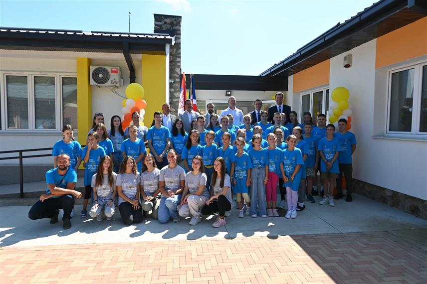 БЕОГРАД, 5. АВГУСТА /СРНА/ -Министар без портфеља у Влади Србије задужен за односе са дијаспором Ђорђе Милићевић и градоначелник Шапца Александар Пајић, отворили су данас културно-образовни камп за младе из дијаспоре и региона у којем учествује око 150 дјеце из Републике Српске и Аустрије, узраста од 11 до 15 година.