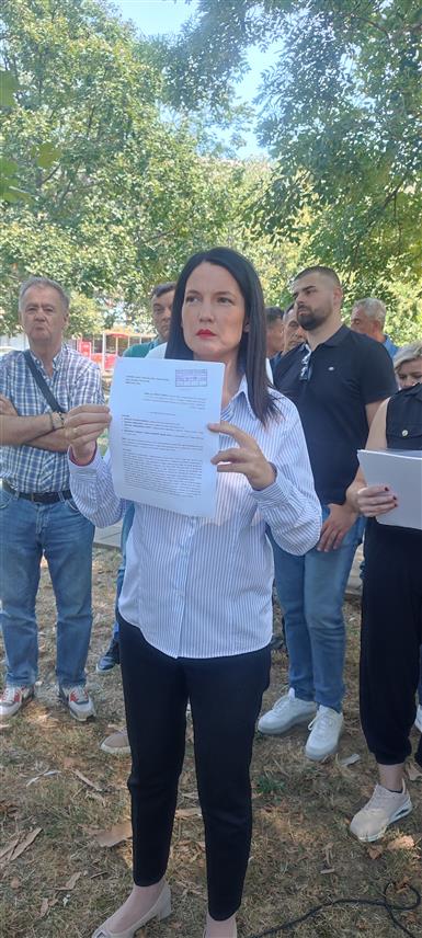 БАЊАЛУКА, 5. АВГУСТА /СРНА/ - Предсједник Народног фронта Јелена Тривић је данас бањалучком Окружном јавном тужилаштву предала кривичну пријаву против градоначелника Бањалуке Драшка Странивуковића, савјетника градоначелника Ведрана Француза и предсједника бањалучког Удружења грађана "Савез младих" Милице Обрадовић Зарић у вези са нелегалном продајом слова за "Ћирилични парк".