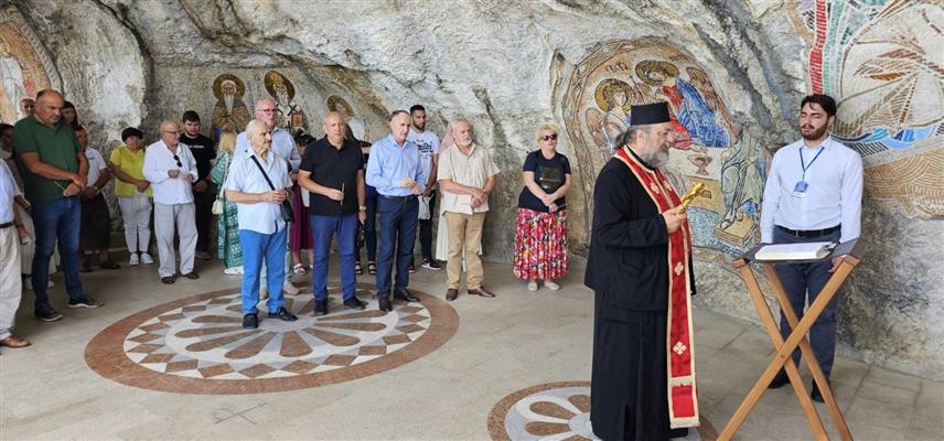 ПОДГОРИЦА, 5. АВГУСТА /СРНА/ - У Манастиру Острог служен помен за све Србе страдале у злочиначкој војно-полицијској акцији "Олуја" 1995. године,помен страдалима је организовао Српски национални савјет Црне Горе уз благослов Митрополије црногорско-приморске.