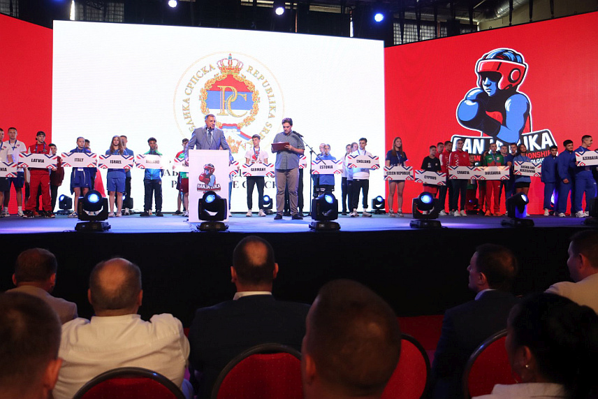 	БАЊАЛУКА, 5. АВГУСТА /СРНА/ - У Бањалуци је данас Европско првенство у боксу за кадете свечано отворио предсједник Републике Српске Милорад Додик, који је рекао да на овом такмичењу наступа више од 500 младих боксера из око 40 репрезентација, а Бањалука показује да је центар боксерског спорта.