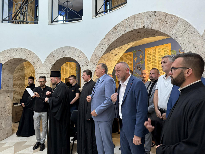 ПРЕБИЛОВЦИ, 5. АВГУСТА /СРНА/ - Предсједник Републике Српске Милорад Додик стигао је Пребиловце, гдје вечерас присуствује богослужењу у Храму Христовог Васкрсења.