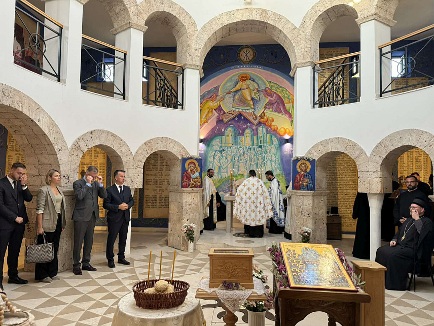 ПРЕБИЛОВЦИ, 5. АВГУСTА /СРНА/ - У Храму Васкрсења Христовог у Пребиловцима вечерње празнично богослужење, уочи Светих пребиловачких и свехерцеговачких мученика и обиљежавања 83 године од једног од најсвирепијих злочина почињених над српским народом, служио је Његово високопреосвештенство митрополит захумско-херцеговачки Димитрије, уз саслужење више архијереја, а у присуству предсједника Републике Српске Милорада Додика и министра рада и борачко-инвалидске заштите Републике Српске Данијела Егића.