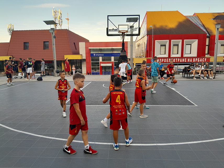 МРКОЊИЋ ГРАД, 5. АВГУСТА /СРНА/ - У Мркоњић Граду вечерас је почео "Кошаркашки турнир три пута три" у оквиру манифестације "МГ љето", а окупио је велики број учесника свих старосних категорија.