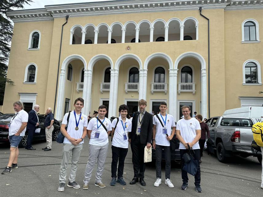 БИЈЕЉИНА/ИСФАХАН 5. АВГУСТА /СРНА/ - Миодраг Остојић из Бијељине, свршени ученик Tехничке школе "Михајло Пупин" у овом граду, а од ове године студент Електротехничког факултета у Београду, освојио је треће мјесто на 54. Међународној олимпијади из физике, која је одржана у Исфахану у Ирану.