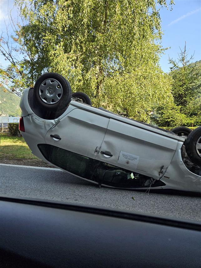 ЗВОРНИК, 5. АВГУСТА /СРНА/ - Надомак Зворника дошло је до сабораћајне незгде, када се возило Пореске управе Републике Српске, из сада непознатих разлога, преврнуло на кров.