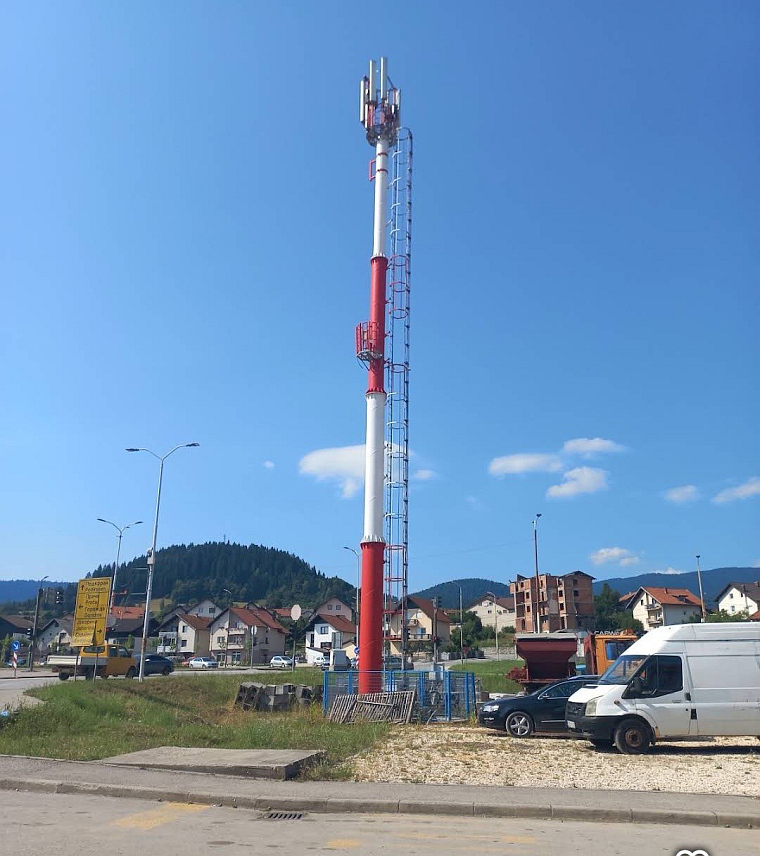 ПАЛЕ, 6. АВГУСТА /СРНА/ - Поводом бројних апела и петиција становника Пала, који живе у близини аутобуске станице, предсједник Општинског одбора СНСД Пале Бранко Короман рекао је да се грађани не жале само на стовариште грађевинског материјала, које у суштини дочекује све оне који улазе у Пале магистралном саобраћајницом или излазе из аутобуске станице, већ постоји одређена бојазан по здравље због могућег зрачења са комуникацијског торња смјештеног управо на том стоваришту.