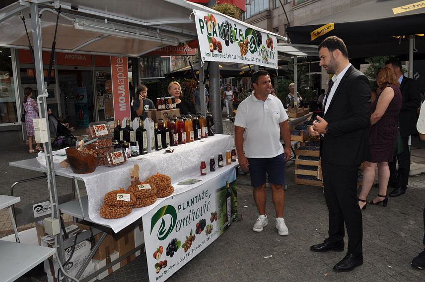 ПРИЈЕДОР, 6. АВГУСТА /СРНА/ - На малом градском тргу у Приједору отворена је манифестација "Плодови љета" коју је шести пут организовало градско Удружење воћара.