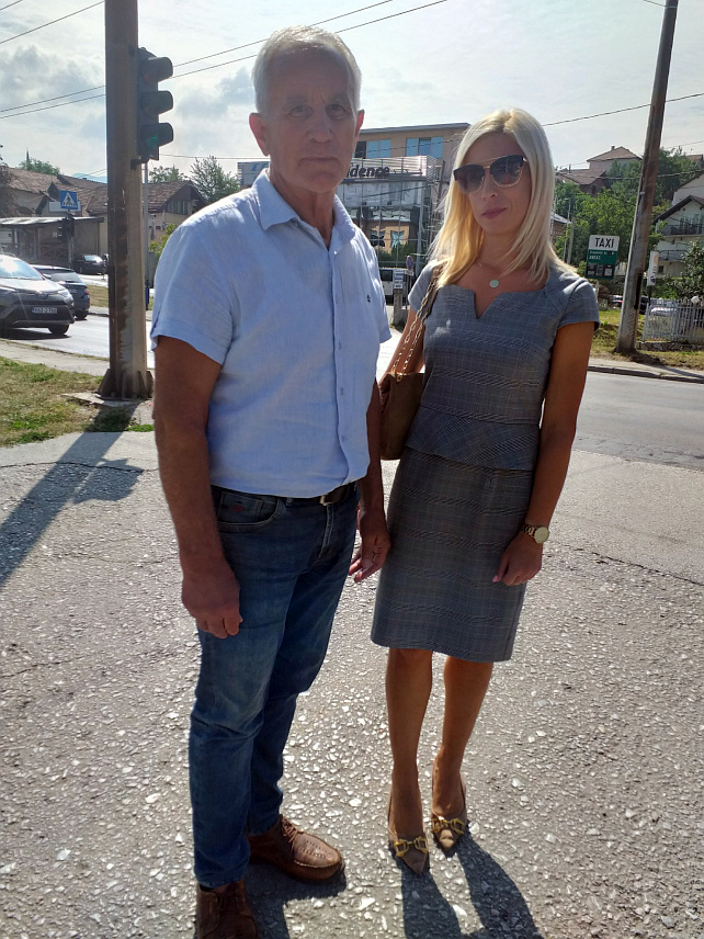 САРАЈЕВО, 6. АВГУСТА /СРНА/ - Андрија Бјелошевић испред Суда БиХ са кћерком, након ослобађајуће пресуде за злочин против човјечности.