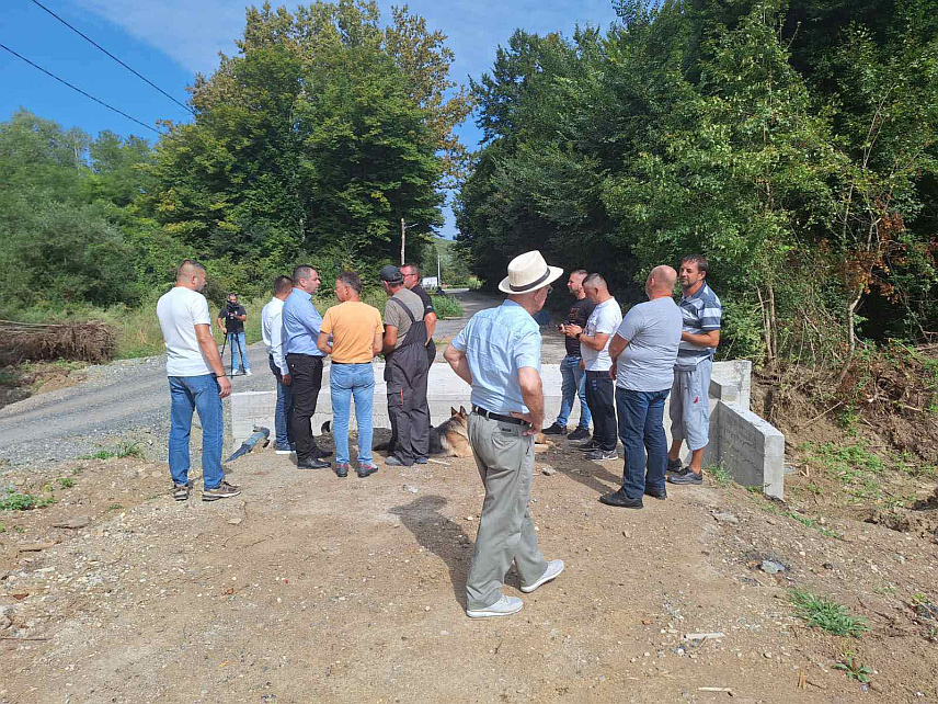 КОЗАРСКА ДУБИЦА, 6. АВГУСTА /СРНА/ - Изграђен је нови мост на локалном путу Кнежица-Читлук у Козарској Дубици, на граници села Ушивац и Мурати, а средства за реализацију овог инфраструктурног пројекта обезбијеђена су путем гранта Савјета министара од 30.000 КМ.